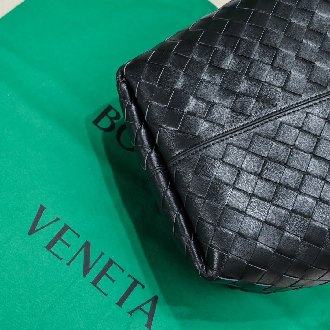 Batch 1500 #Bv 2023 new product Flip Flap tote bag, simple and practical tote body design, classic leather weaving, fully displaying Bv craftsmanship, and making the whole bag look more refined. The small zipper pocket can be placed inside the bag, or can be placed outside as a handbag seal. The versatile small tote [happy] is both fashionable and practical. It is suitable for a variety of occasions. It is made of top-grade happa lambskin. It is very soft and lightweight. The bag shape that can stand up without falling down is really nice. It is the first choice for fashion workers and expectant mothers. Size: 23x18.5x15, model: 7746